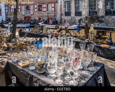 BRÜGGE, BELGIEN, Großbritannien - 13. APRIL 2014: Blick über Verkaufsstände auf der Open-Air-Antiquitätenmarkt-Messe Stockfoto