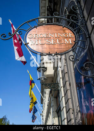 BRÜGGE, BELGIEN, Großbritannien - 13. APRIL 2014: Schild über dem Groeninge Museum in Brügge Stockfoto