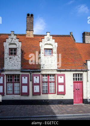 BRÜGGE, BELGIEN, Großbritannien - 13. APRIL 2014: Außenansicht von hübschen Almshäusern auf der Katalijnestraat Stockfoto