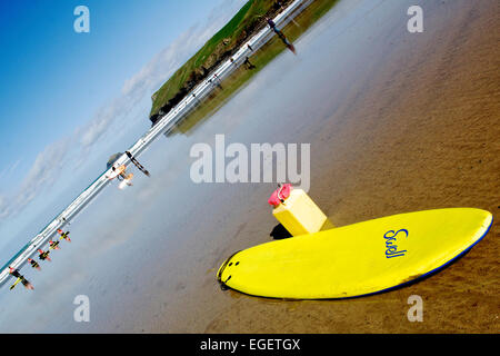 Surf Schule Polzeath Strand, Cornwall UK an einem sonnigen Tag Stockfoto