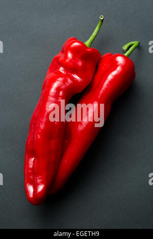 die Paprika auf schwarzem Hintergrund Stockfoto