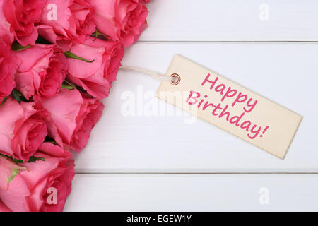 Happy Birthday mit Rosen Blumen mit Grußkarte auf ein Holzbrett und Exemplar Stockfoto