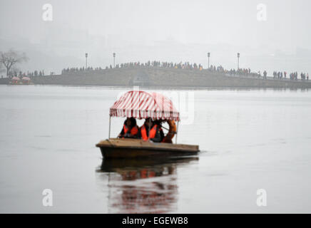 Hangzhou, China Zhejiang Provinz. 24. Februar 2015. Besucher nehmen Sie ein Boot auf dem Westsee in Hangzhou, Hauptstadt der ostchinesischen Provinz Zhejiang, 24. Februar 2015. © Han Chuanhao/Xinhua/Alamy Live-Nachrichten Stockfoto