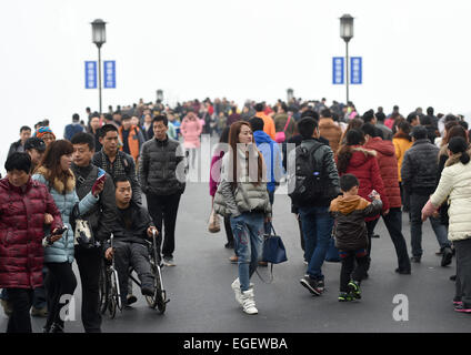 Hangzhou, China Zhejiang Provinz. 24. Februar 2015. Menschen besuchen die Duanqiao-Brücke in den Aussichtspunkt der Westsee in Hangzhou, Hauptstadt der ostchinesischen Provinz Zhejiang, 24. Februar 2015. © Han Chuanhao/Xinhua/Alamy Live-Nachrichten Stockfoto