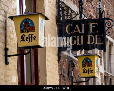 BRÜGGE, BELGIEN, Großbritannien - 13. APRIL 2014: Schild über Cafe de Gilde im Stadtzentrum Stockfoto