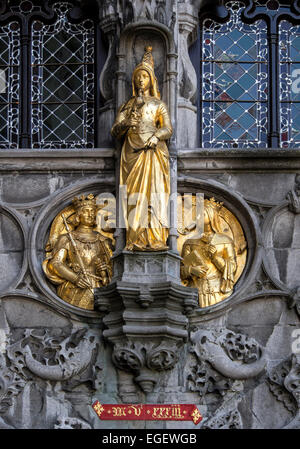 BRÜGGE, BELGIEN, Großbritannien - 13. APRIL 2014: Goldene Figuren auf dem Stadhuis (Rathaus) Stockfoto