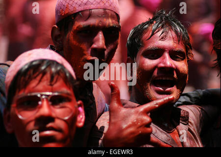 Indische Hindus feiern Holi-Fest am Montag März 17,2014 in Hyderabad, Ap, Indien. Stockfoto