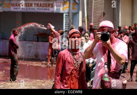 Touristen fotografieren indische Hindus feiern Holi-Fest am Montag März 17,2014 in Hyderabad, Ap, Indien. Stockfoto