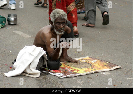 Indische Greis Hilfesuchenden auf einer belebten Straße am September 19,2013 in Hyderabad, AP, Indien. Stockfoto