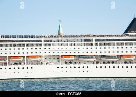 Kreuzfahrtschiff in Venedig Stockfoto