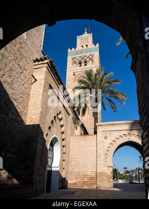 MARRAKESCH, MAROKKO - 21. JANUAR 2014: Das Minarett der Koutoubia-Moschee Stockfoto