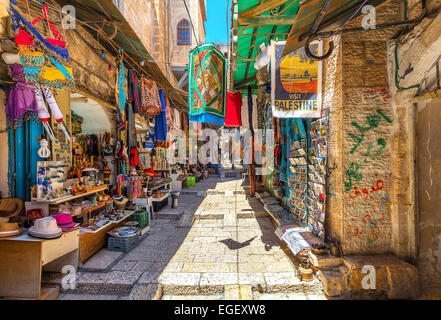 Steinerne Gasse unter Stände mit traditionellen Souvenirs und waren im Basar in Jerusalem. Stockfoto