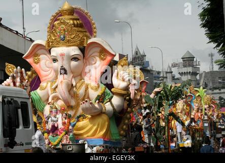 Hindus transportieren Ganesha Idole für das Eintauchen in den Gewässern am 11. Tag nach Ganesh Chathurthi Festival September 19,2013 Stockfoto