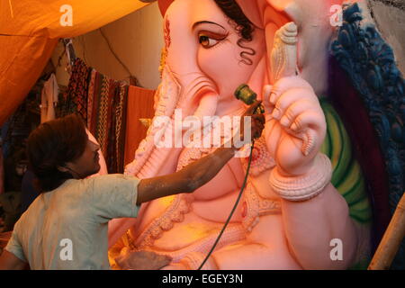 Künstler machen das Ganesha-Idol für hinduistische Festival Ganesha Chathurthi Jahresveranstaltung am September 1,2013 in Hyderabad, Indien. Stockfoto