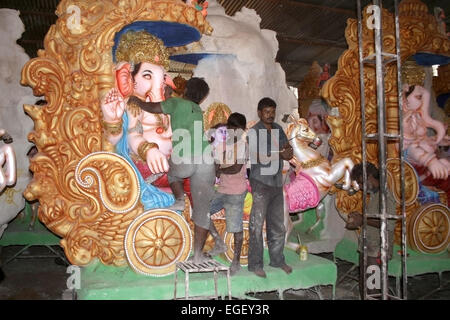 Künstler machen das Ganesha-Idol für hinduistische Festival Ganesha Chathurthi Jahresveranstaltung am September 1,2013 in Hyderabad, Indien. Stockfoto