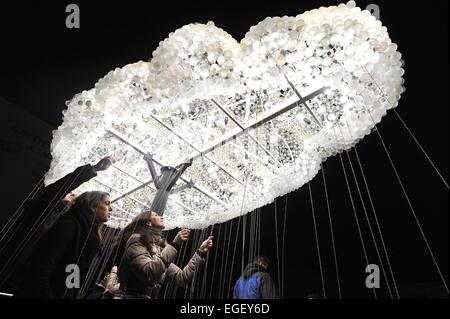 Pilsen, Tschechische Republik. 20. Februar 2015. Festival des Lichts fand in Pilsen, Tschechische Republik, 20. Februar 2015. Im Bild der Installation A Cloud, bestehend aus tausend klassischen Haushaltsglühbirnen Licht von Caitlind Brown und Wayne Garrett aus Irland. © Pavel Nemecek/CTK Foto/Alamy Live-Nachrichten Stockfoto