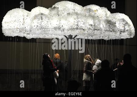 Pilsen, Tschechische Republik. 20. Februar 2015. Festival des Lichts fand in Pilsen, Tschechische Republik, 20. Februar 2015. Im Bild der Installation A Cloud, bestehend aus tausend klassischen Haushaltsglühbirnen Licht von Caitlind Brown und Wayne Garrett aus Irland. © Pavel Nemecek/CTK Foto/Alamy Live-Nachrichten Stockfoto