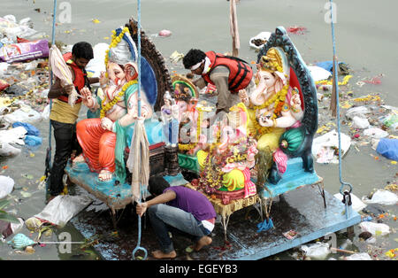 Hindus verwenden Kräne um Ganesha Idole im See Tauchen im Ganesh Chathurthi September 19,2013 in Hyderabad, AP, Indien. Stockfoto