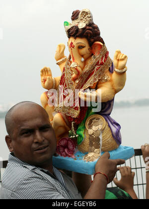 Hindus bringen Ganesha Idol für das Eintauchen in Gewässer während Ganesh Chathurthi September 19,2013 in Hyderabad, AP, Indien. Stockfoto