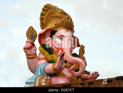 Hindus transportieren Ganesha Idole für das Eintauchen in den Gewässern am 11. Tag nach Ganesh Chathurthi Festival September 19,2013 Stockfoto