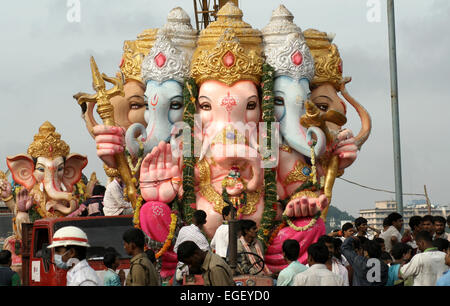 Hindus transportieren Ganesha Idole für das Eintauchen in den Gewässern am 11. Tag nach Ganesh Chathurthi Festival September 19,2013 Stockfoto