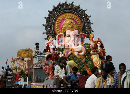 Hindus transportieren Ganesha Idole für das Eintauchen in den Gewässern am 11. Tag nach Ganesh Chathurthi Festival September 19,2013 Stockfoto