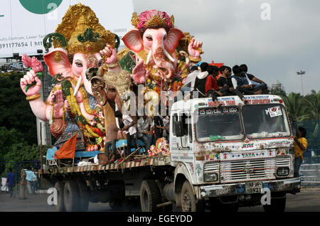 Hindus transportieren Ganesha Idole für das Eintauchen in den Gewässern am 11. Tag nach Ganesh Chathurthi Festival September 19,2013 Stockfoto