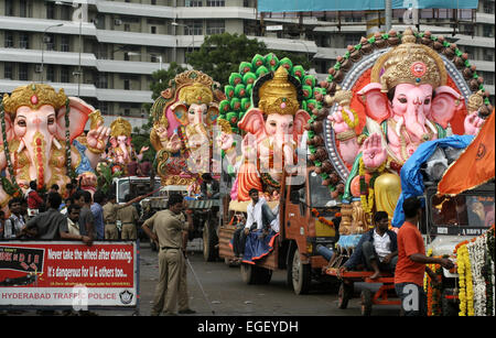 Hindus transportieren Ganesha Idole für das Eintauchen in den Gewässern am 11. Tag nach Ganesh Chathurthi Festival September 19,2013 Stockfoto