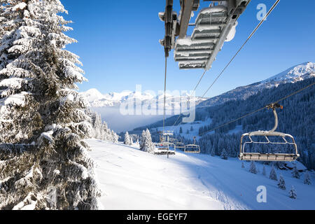 Blick hinunter ins Tal von einer Sesselbahn im Skigebiet Les Gets, Portes Du Soleil, Frankreich Stockfoto