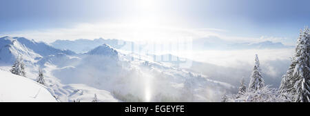 Panoramablick über die Alpen von der Spitze des Le Ranfoilly im Skigebiet Portes du Soleil. Stockfoto