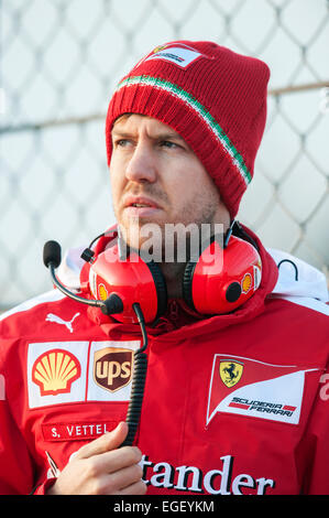 Ex-Weltmeister Sebastian Vettel (GER), Scuderia Ferrari, an der Seitenlinie der Rennstrecke Circuit de Catalunya. Stockfoto