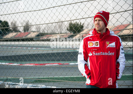 Ex-Weltmeister Sebastian Vettel (GER), Scuderia Ferrari, an der Seitenlinie der Rennstrecke Circuit de Catalunya. Stockfoto