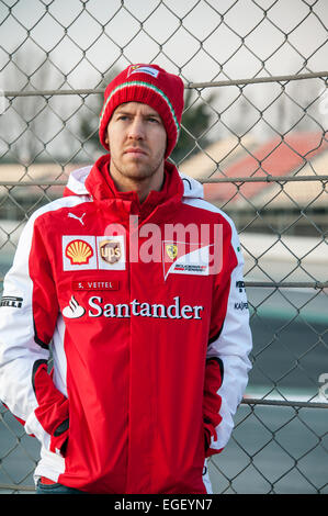 Ex-Weltmeister Sebastian Vettel (GER), Scuderia Ferrari, an der Seitenlinie der Rennstrecke Circuit de Catalunya. Stockfoto