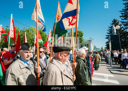 Dobrush (Region Gomel), BELARUS - 9. Mai 2014: Unidentified belarussischen Veteranen auf der Parade halten Kränze und Flaggen des G Stockfoto