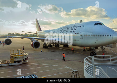 Virgin Atlantic Boeing 747 geladen am Flughafen von Orlando, Florida, Amerika Stockfoto