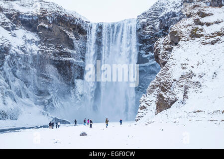 Touristen besuchen Skogafoss Wasserfall im Winter Skogar Süd-Island-Island-Europa Stockfoto