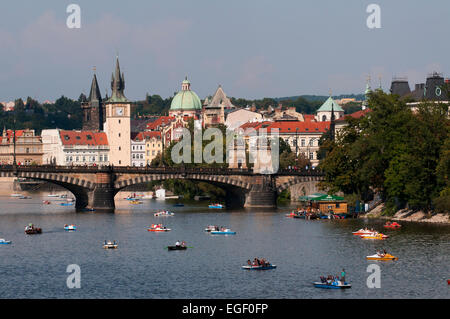 Sportboote an einem schönen Sonntag in Prag auf der Moldau. Stockfoto