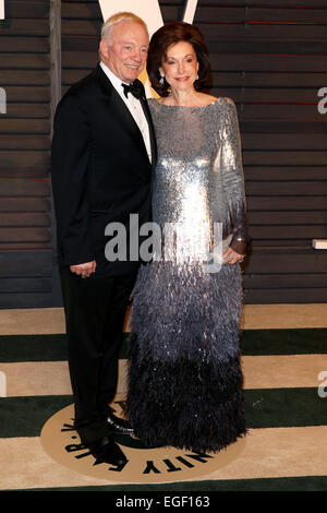 Dallas Cowboys Besitzer Jerry Jones und seine Frau Gene Jones besuchen die Vanity Fair Oscar Party im Wallis Annenberg Center für darstellende Künste in Beverly Hills, Los Angeles, USA, am 22. Februar 2015. Foto: Hubert Boesl /dpa - NO-Draht-Dienst- Stockfoto