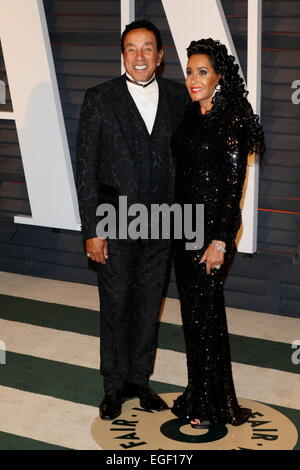 Aufnahme Künstler Smokey Robinson und seine Frau, Modedesignerin Frances Glandney, besuchen Sie die Vanity Fair Oscar Party im Wallis Annenberg Center für darstellende Künste in Beverly Hills, Los Angeles, USA, am 22. Februar 2015. Foto: Hubert Boesl /dpa - NO-Draht-Dienst- Stockfoto