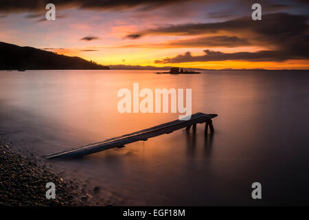 Steg am Strand von Cobacabana Dämmerung, Copacabana, Titicacasee, Bolivien Stockfoto