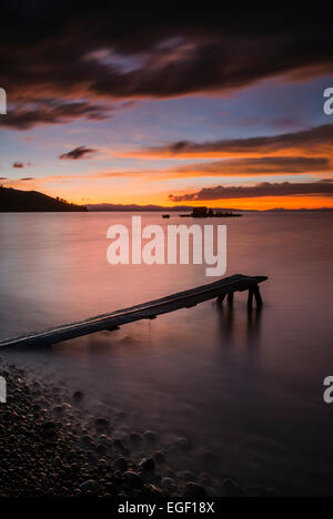 Steg am Strand von Cobacabana Dämmerung, Copacabana, Titicacasee, Bolivien Stockfoto