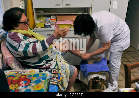 Der Arbeiter Samariter Bund (ASB) ist eine der Organisationen tätig sind, die Pflege und geriatrische Versorgung. In der 24-Stunden-rhyt Stockfoto