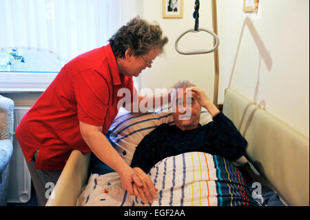 Der Arbeiter Samariter Bund (ASB) ist eine der Organisationen tätig sind, die Pflege und geriatrische Versorgung. In der 24-Stunden-rhyt Stockfoto