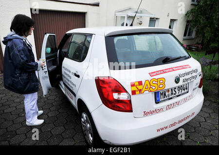 Der Arbeiter Samariter Bund (ASB) ist eine der Organisationen tätig sind, die Pflege und geriatrische Versorgung. In der 24-Stunden-rhyt Stockfoto