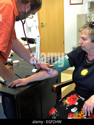 Pilot in der Gesundheit der Hausarzt sein oder werden, ist der Wunsch der Politik. Für den Patienten ist es der erste Punkt der con Stockfoto