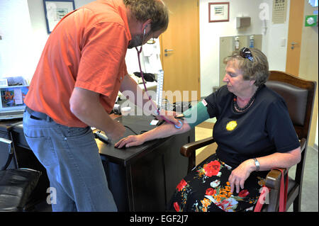 Pilot in der Gesundheit der Hausarzt sein oder werden, ist der Wunsch der Politik. Für den Patienten ist es der erste Punkt der con Stockfoto