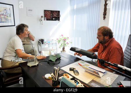 Pilot in der Gesundheit der Hausarzt sein oder werden, ist der Wunsch der Politik. Für den Patienten ist es der erste Punkt der con Stockfoto
