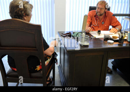 Pilot in der Gesundheit der Hausarzt sein oder werden, ist der Wunsch der Politik. Für den Patienten ist es der erste Punkt der con Stockfoto