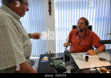 Pilot in der Gesundheit der Hausarzt sein oder werden, ist der Wunsch der Politik. Für den Patienten ist es der erste Punkt der con Stockfoto