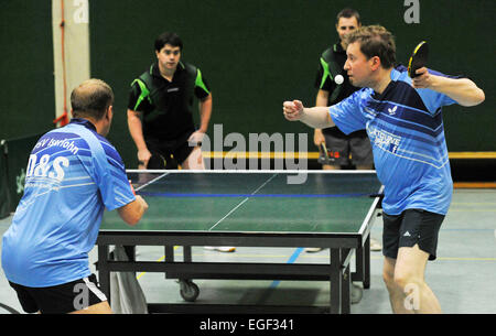 Die harte Arbeit und Hingabe in den TT-Sport auch in den mittleren Klassen zu jedem Zeitpunkt rund um den kleinen Ball gerungen, Stockfoto